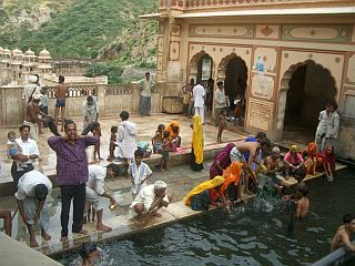 Un bain sain(t) dans le Monkey-Temple (Jaipur)