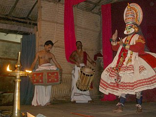 Katakali-Tanzauffuehrung in Kochi (Kerala)
