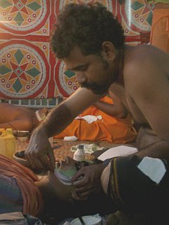 Kathakali-Tnzer beim Schminken